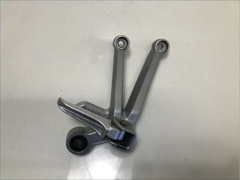 PLATINE ARRIERE DROITE SUZUKI 750 GSXR 2004