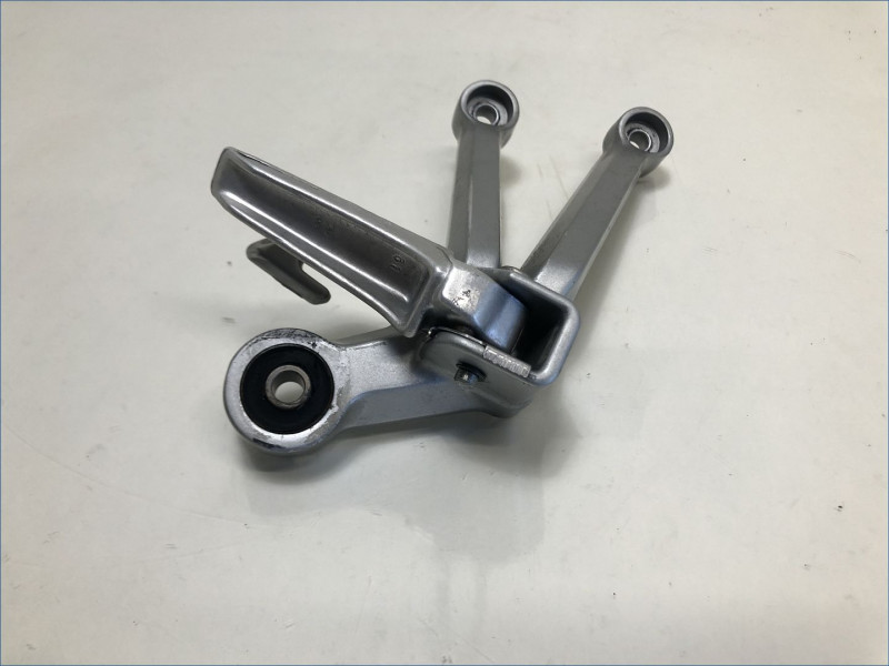 PLATINE ARRIERE DROITE SUZUKI 750 GSXR 2004