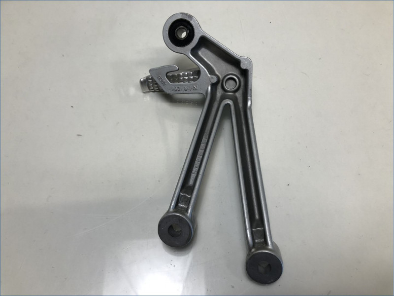 PLATINE ARRIERE DROITE SUZUKI 750 GSXR 2004