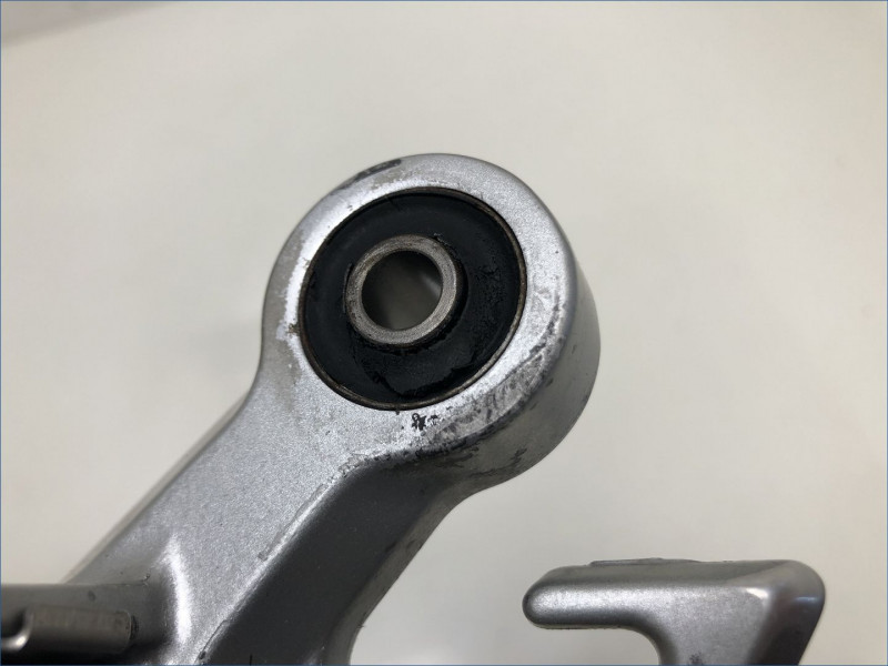 PLATINE ARRIERE DROITE SUZUKI 750 GSXR 2004