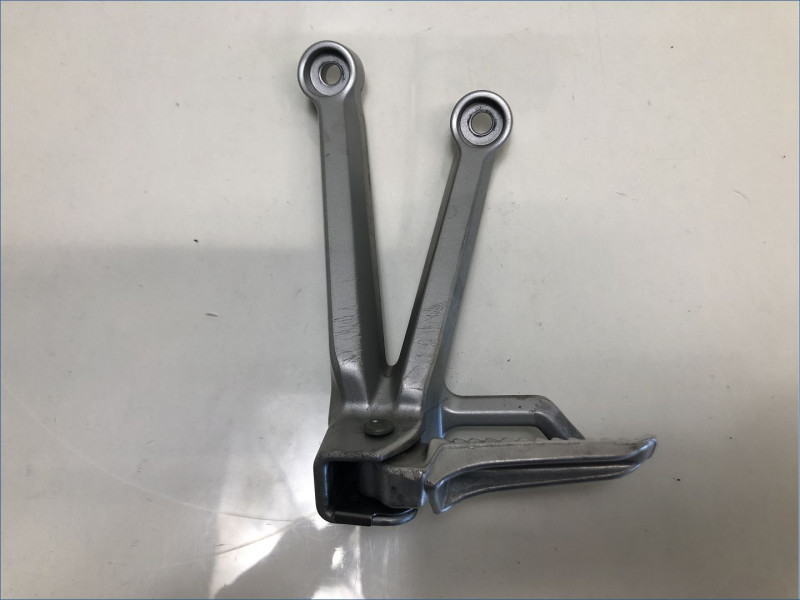 PLATINE ARRIERE GAUCHE SUZUKI 750 GSXR 2004