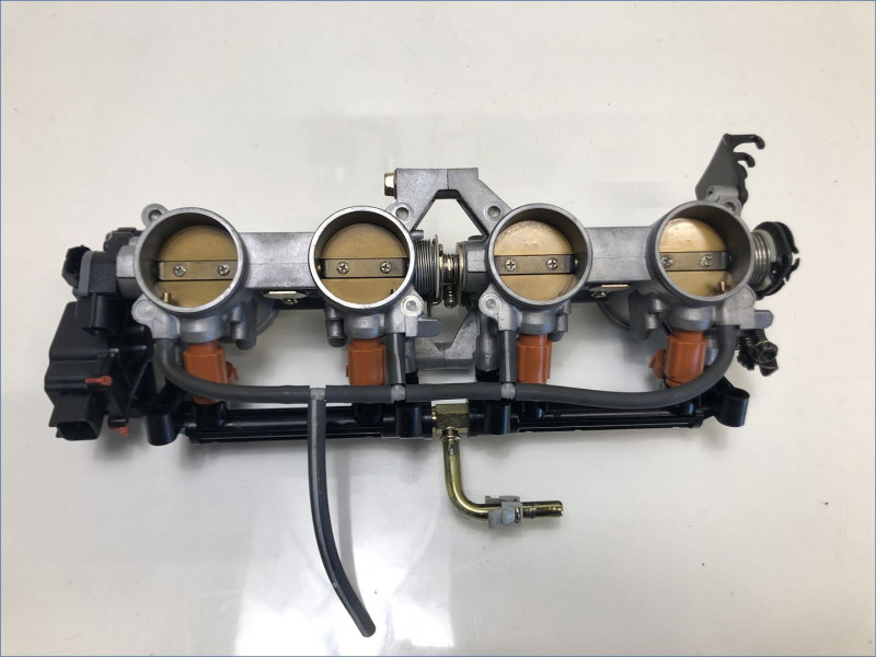 RAMPE D'INJECTION SUZUKI 750 GSXR 2004
