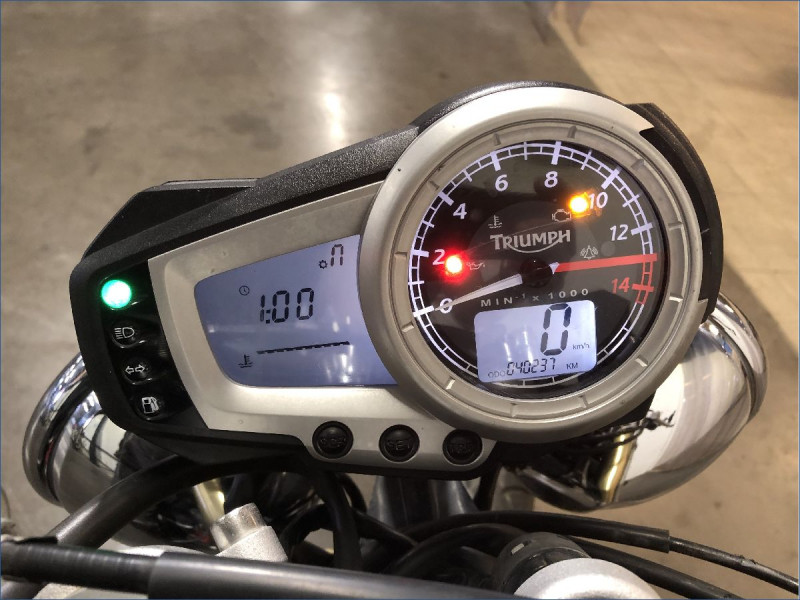 TRIUMPH 675 STREET TRIPLE 