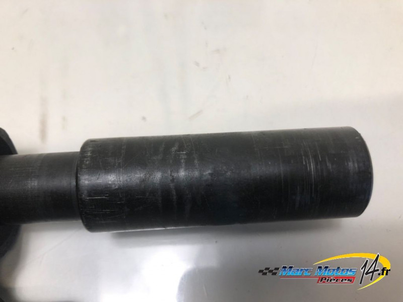 AXE DE ROUE ARRIERE YAMAHA 500 TMAX 2006