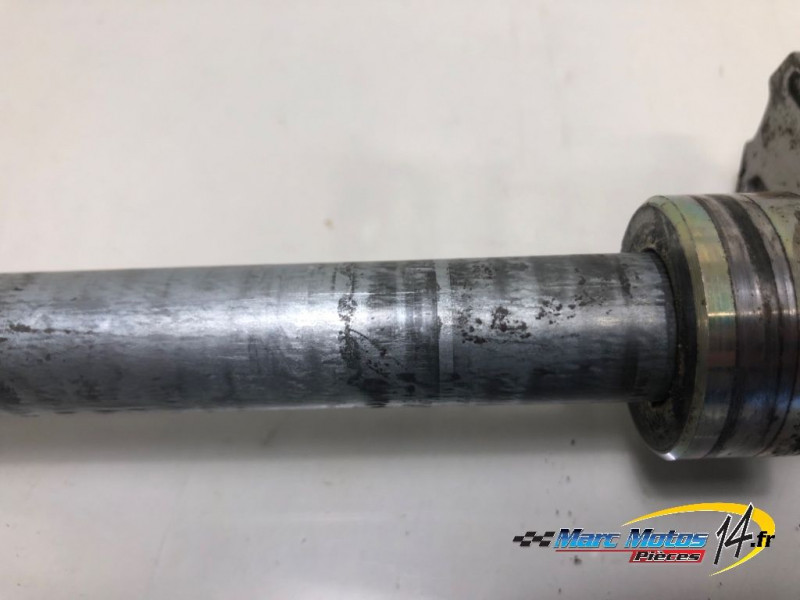 AXE DE ROUE ARRIERE KAWASAKI ER6 N 2011
