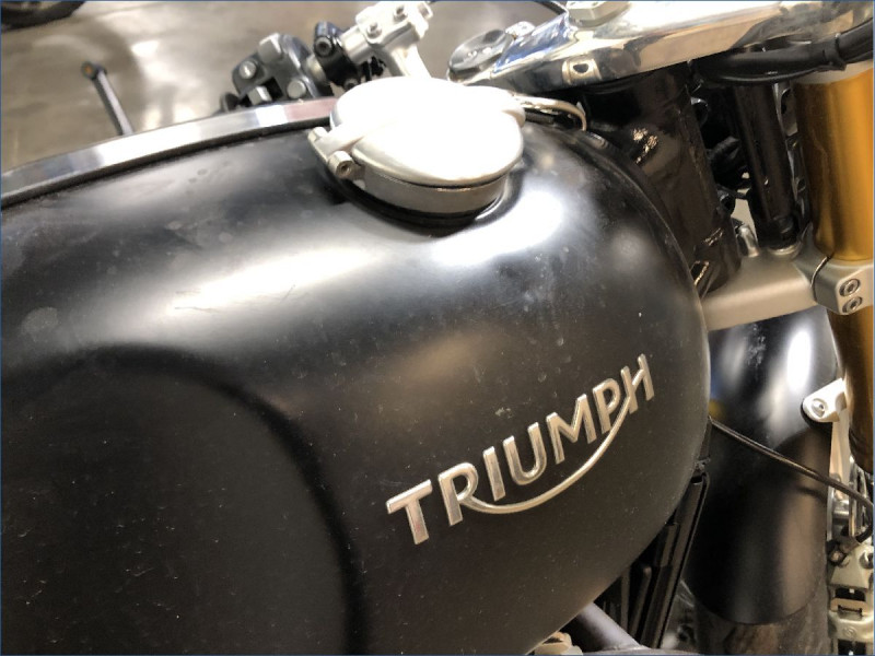 TRIUMPH 1200 THRUXTON R