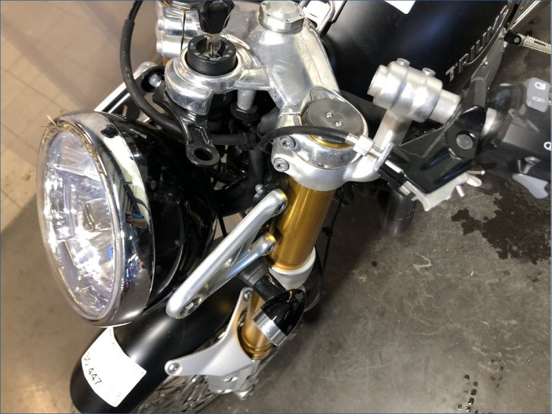 TRIUMPH 1200 THRUXTON R