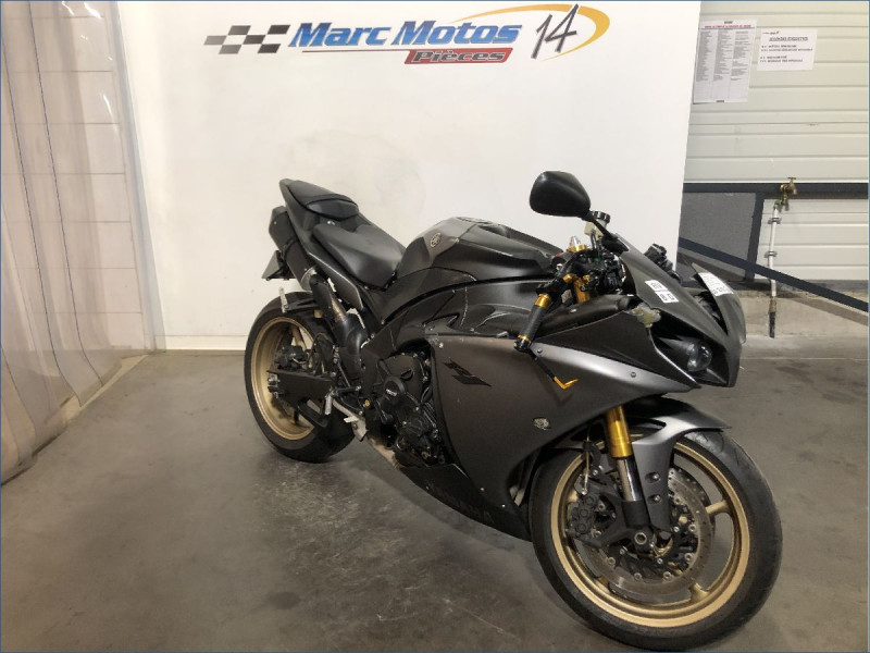 YAMAHA R1 