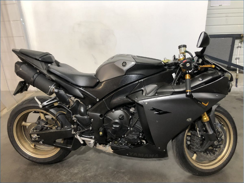 YAMAHA R1 