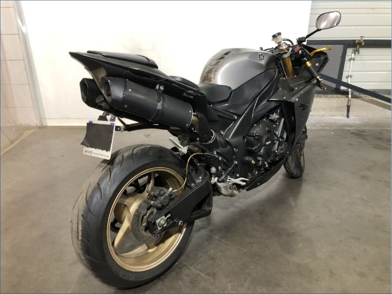 YAMAHA R1 