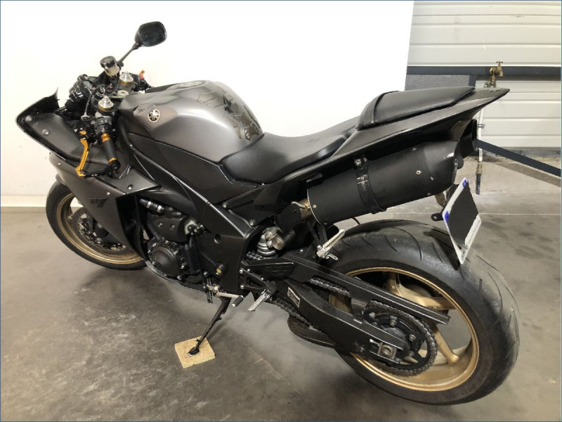 YAMAHA R1 