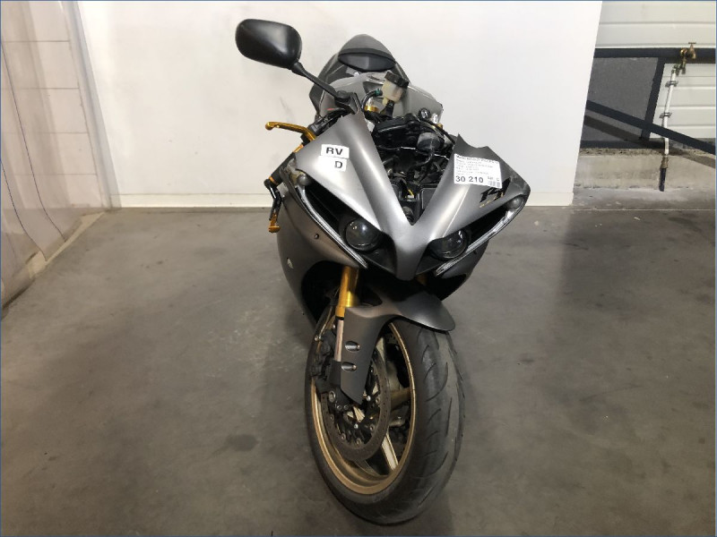 YAMAHA R1 