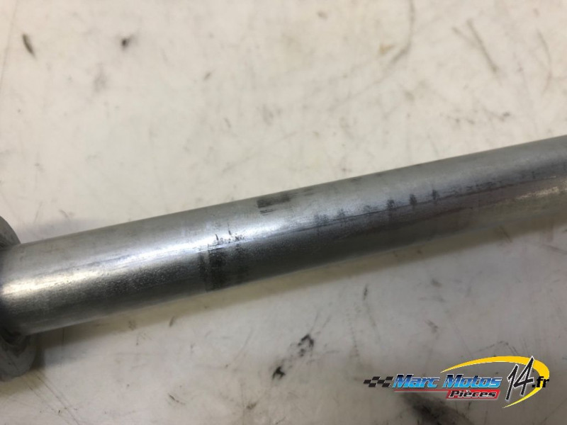 AXE DE ROUE ARRIERE HONDA 125 VARADERO 2001