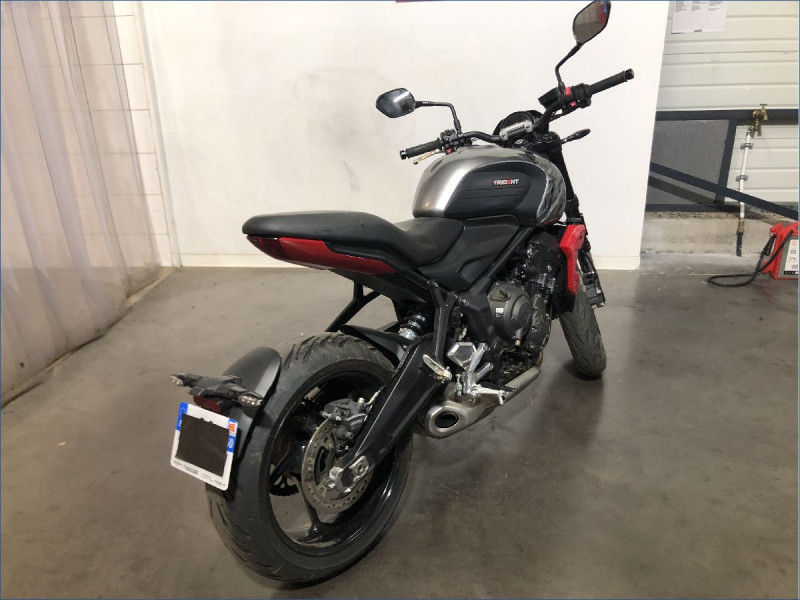 TRIUMPH 660 TRIDENT 