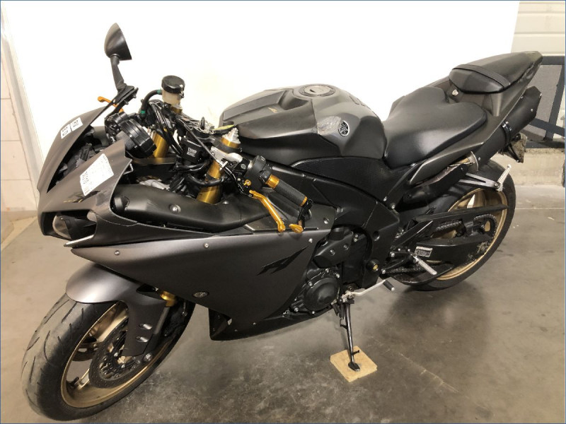 YAMAHA R1 