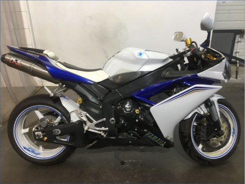 YAMAHA R1 