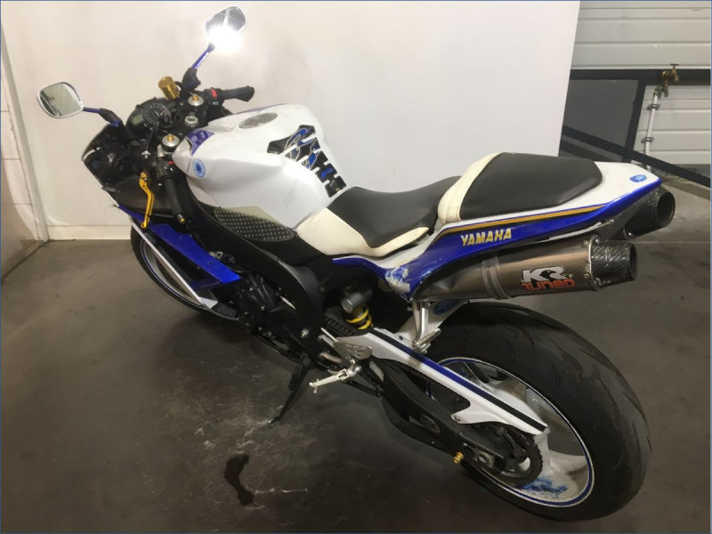 YAMAHA R1 