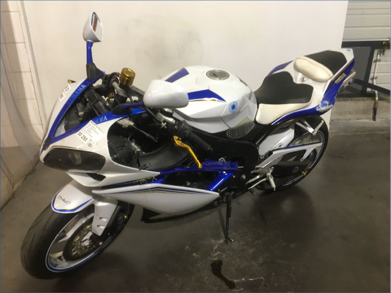 YAMAHA R1 