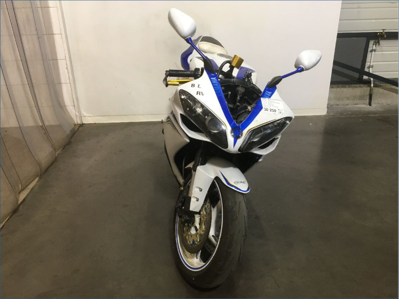 YAMAHA R1 