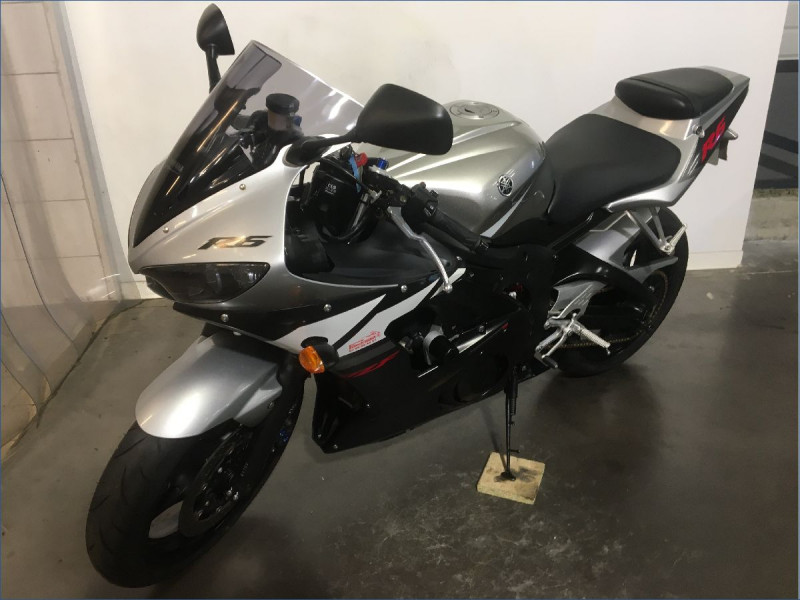 YAMAHA R6 