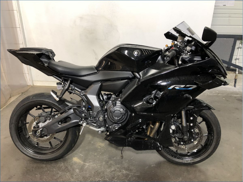 YAMAHA R7 