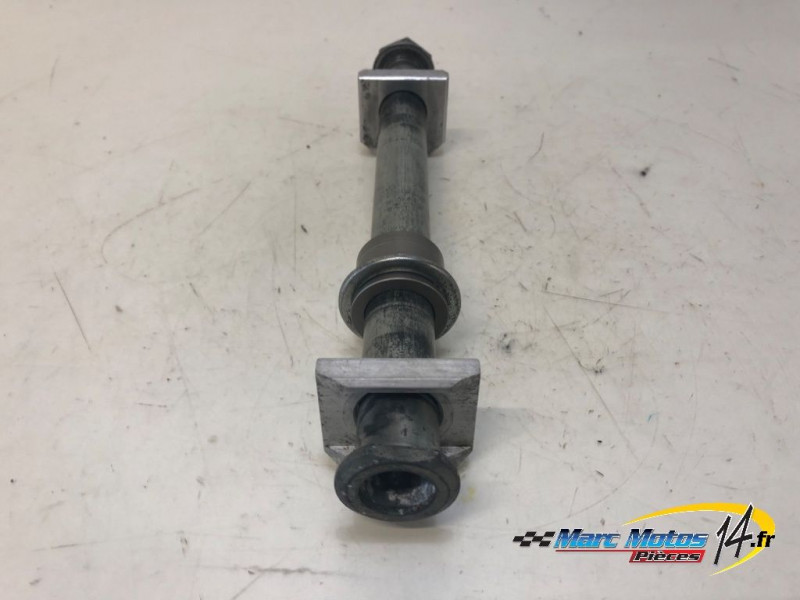 AXE DE ROUE ARRIERE SUZUKI 600 GSXR 2001