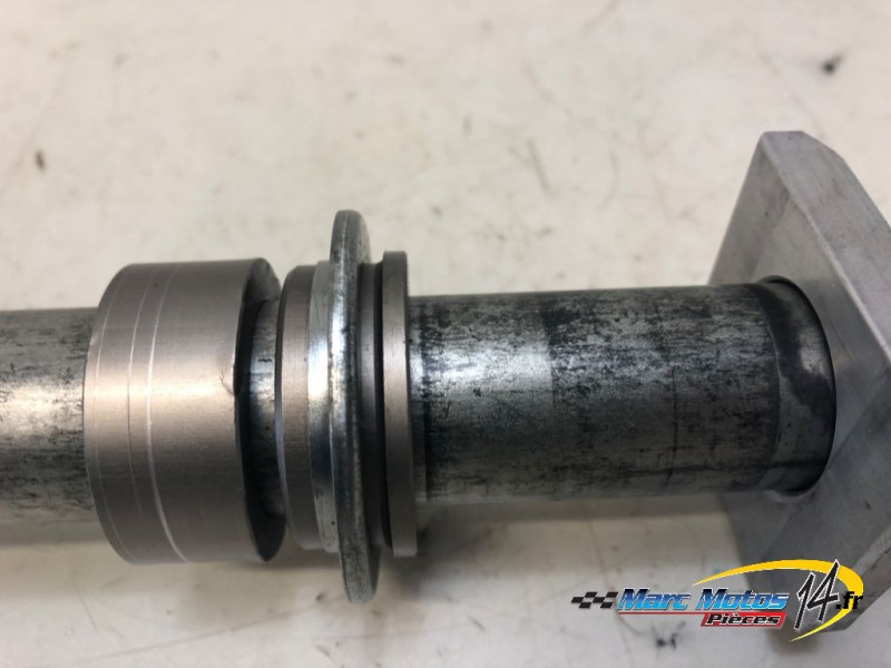 AXE DE ROUE ARRIERE SUZUKI 600 GSXR 2001