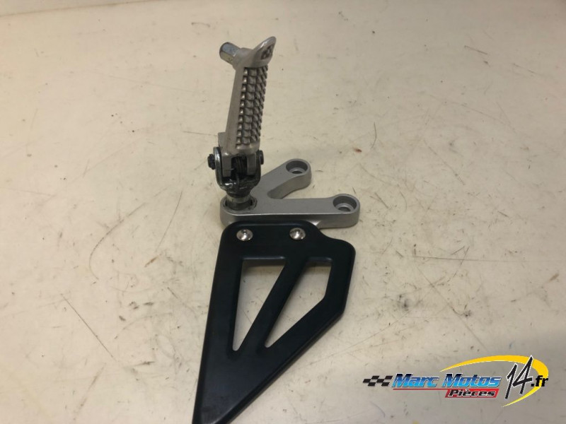 PLATINE AVANT GAUCHE SUZUKI 600 GSXR 2001