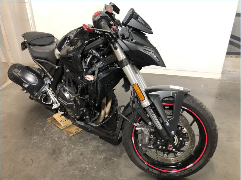 SUZUKI GSX-8S 