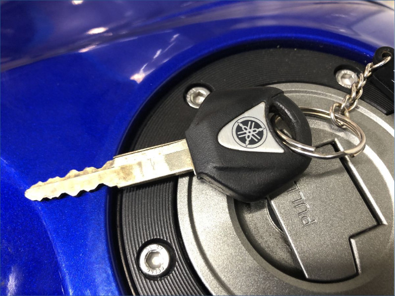 YAMAHA R7 