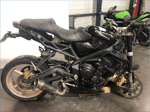 TRIUMPH 675 STREET TRIPLE 