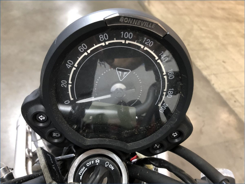 TRIUMPH 900 STREET SCRAMBLER 