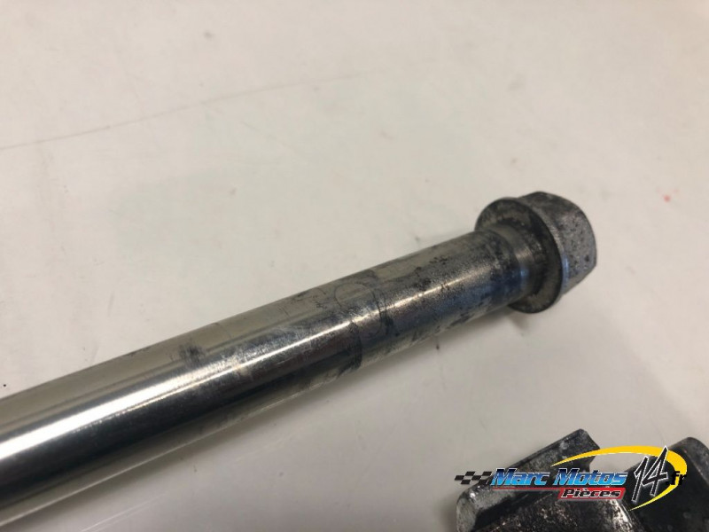 AXE DE ROUE ARRIERE YAMAHA 125 XT X 2006