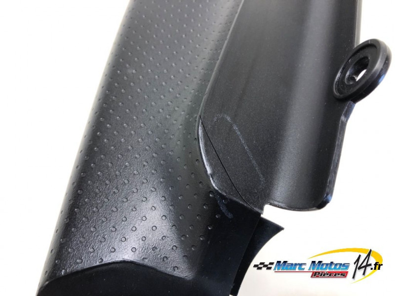 CACHE LATERAL INTERMEDIAIRE GAUCHE YAMAHA 125 XT X 2006
