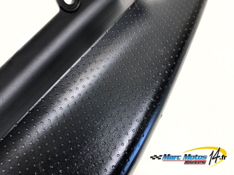 CACHE LATERAL INTERMEDIAIRE GAUCHE YAMAHA 125 XT X 2006