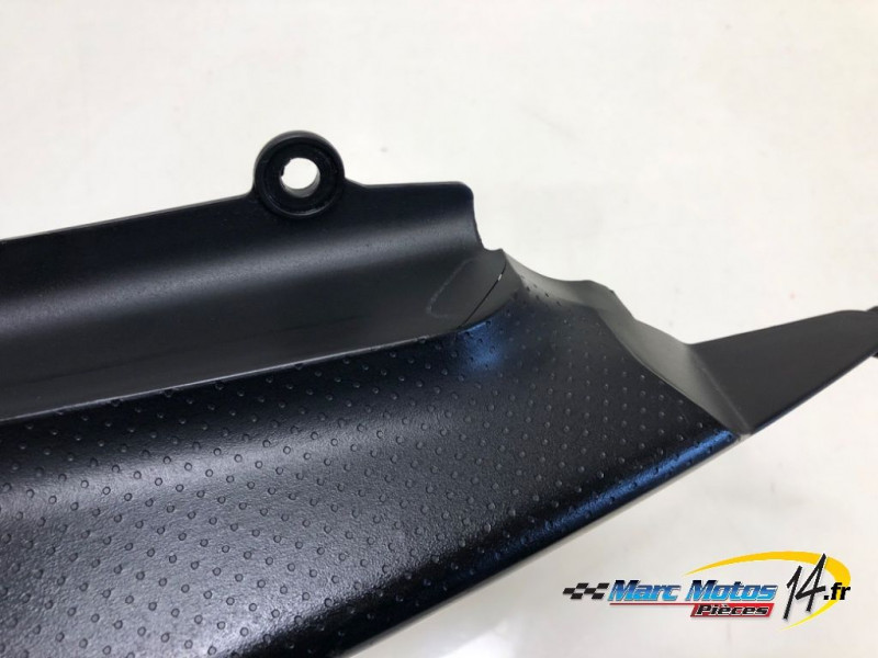 CACHE LATERAL INTERMEDIAIRE GAUCHE YAMAHA 125 XT X 2006
