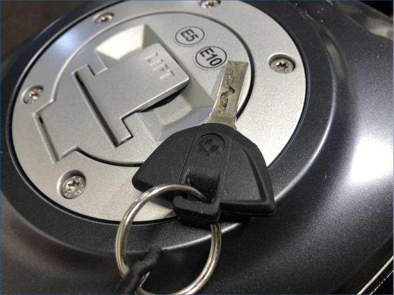 BMW F900R TRIPLE BLACK A2