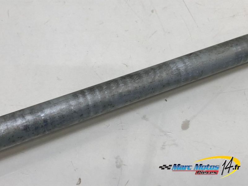 AXE DE ROUE ARRIERE SUZUKI 125 VANVAN 2009