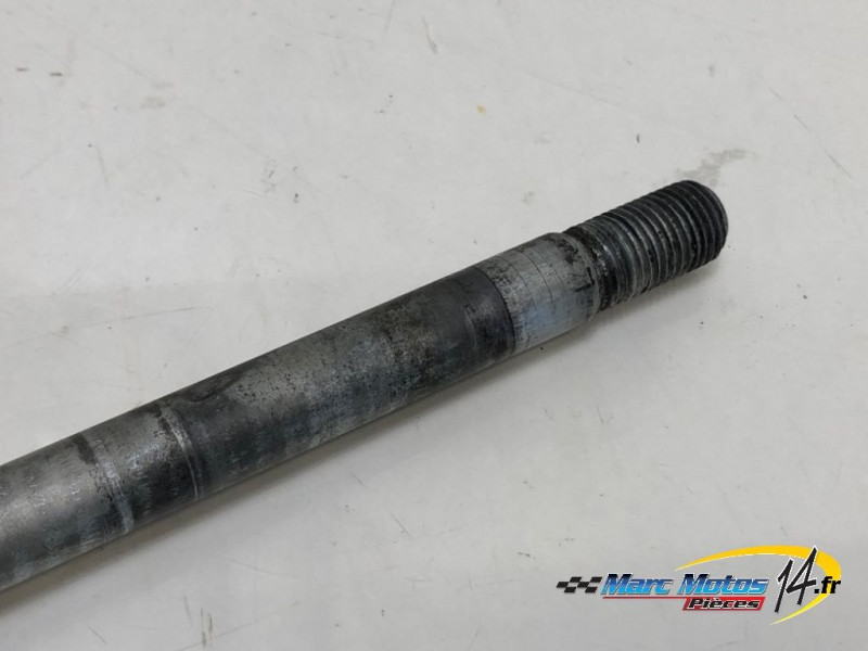 AXE DE ROUE ARRIERE SUZUKI 125 VANVAN 2009