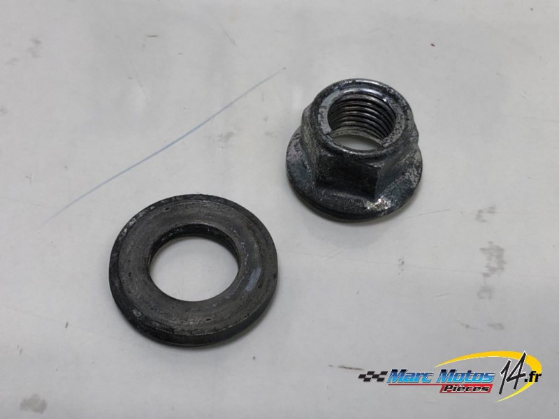 AXE DE ROUE ARRIERE SUZUKI 125 VANVAN 2009