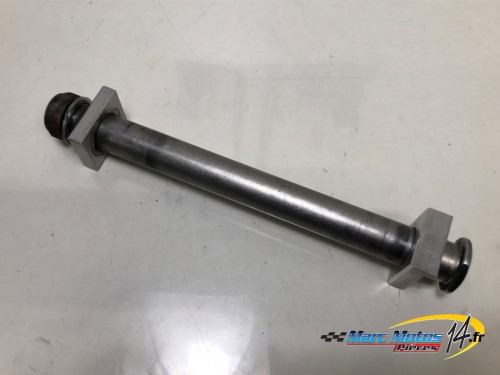 AXE DE ROUE ARRIERE YAMAHA MT01 2005
