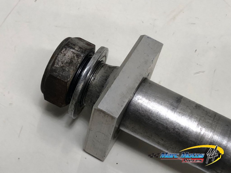 AXE DE ROUE ARRIERE YAMAHA MT01 2005
