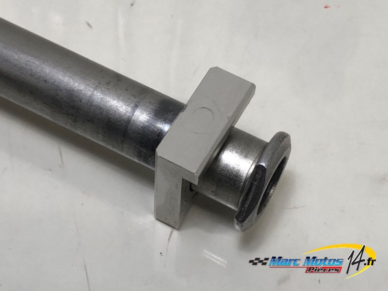 AXE DE ROUE ARRIERE YAMAHA MT01 2005