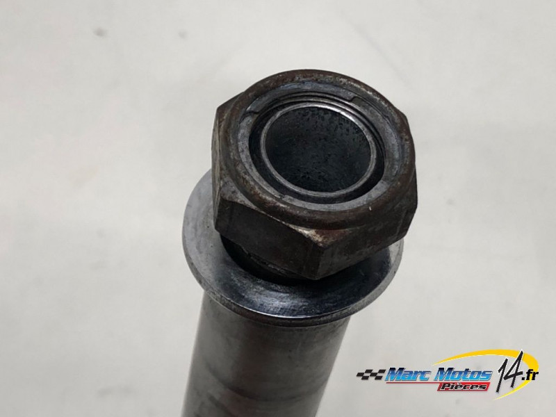AXE DE ROUE ARRIERE YAMAHA MT01 2005