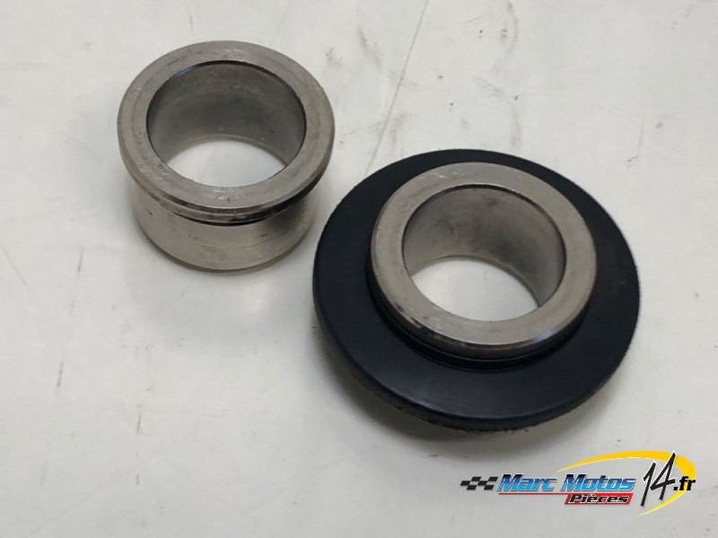 AXE DE ROUE AVANT YAMAHA MT01 2005