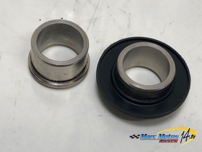 AXE DE ROUE AVANT YAMAHA MT01 2005