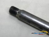 AXE DE ROUE AVANT YAMAHA MT01 2005