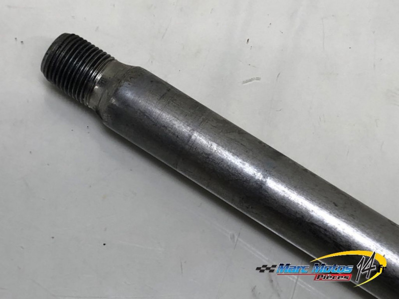 AXE DE ROUE AVANT YAMAHA MT01 2005